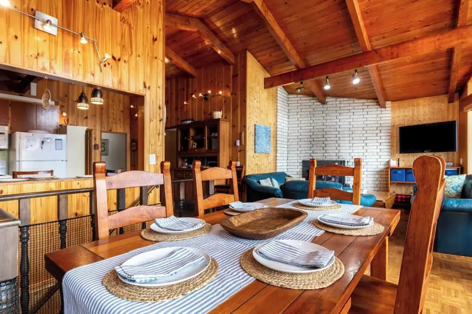 Goss Lake Getaway by Avantstay Lakefront Escape