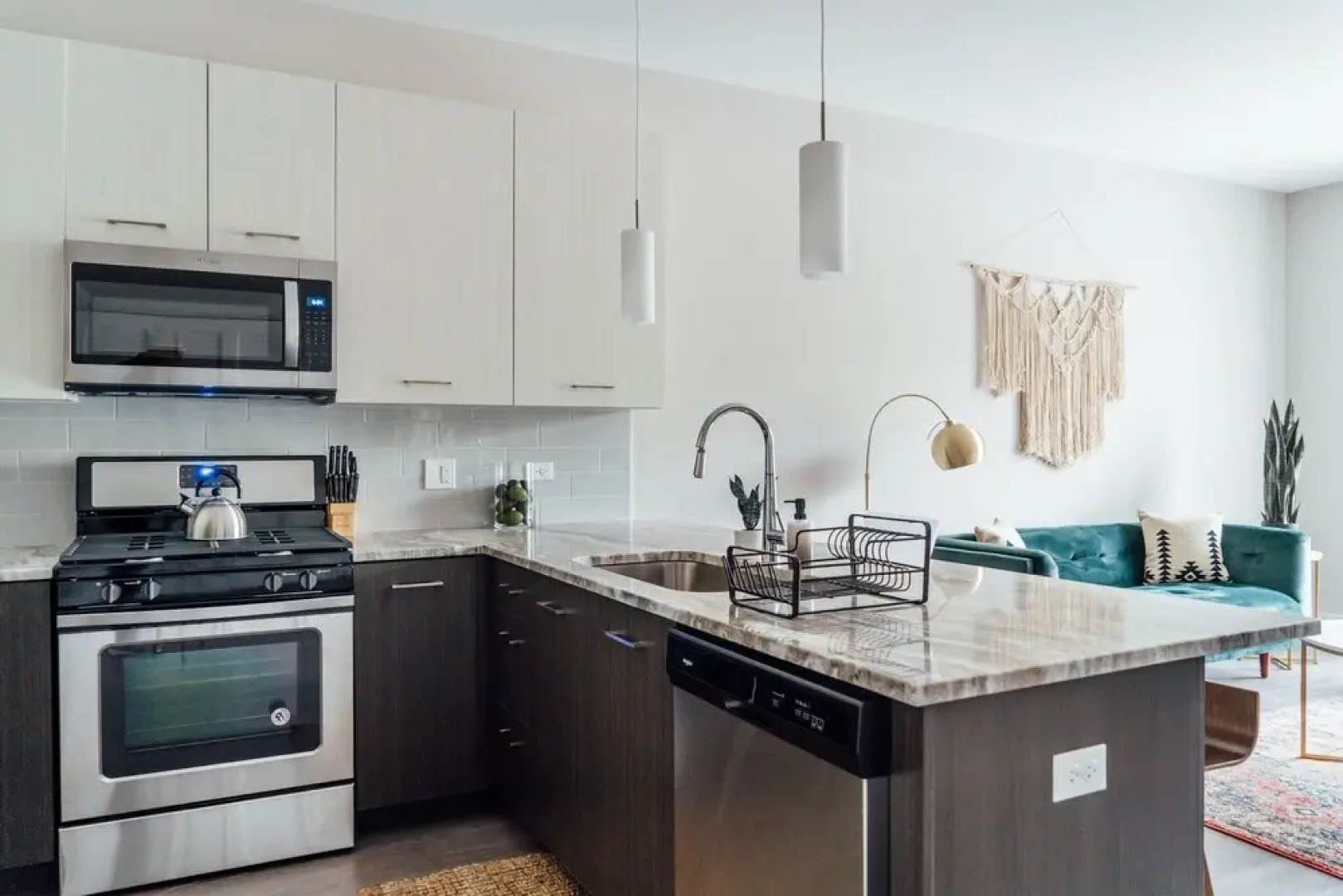 Bright Stylish 2BR Apt in Oak Brook