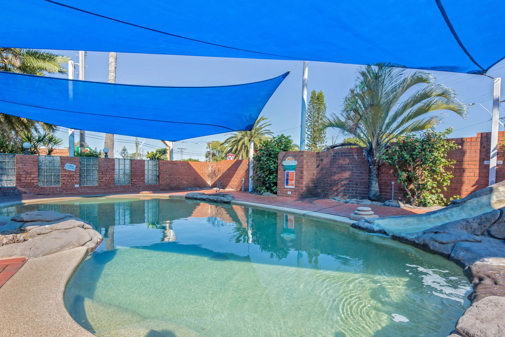 Sapphire Palms Motel