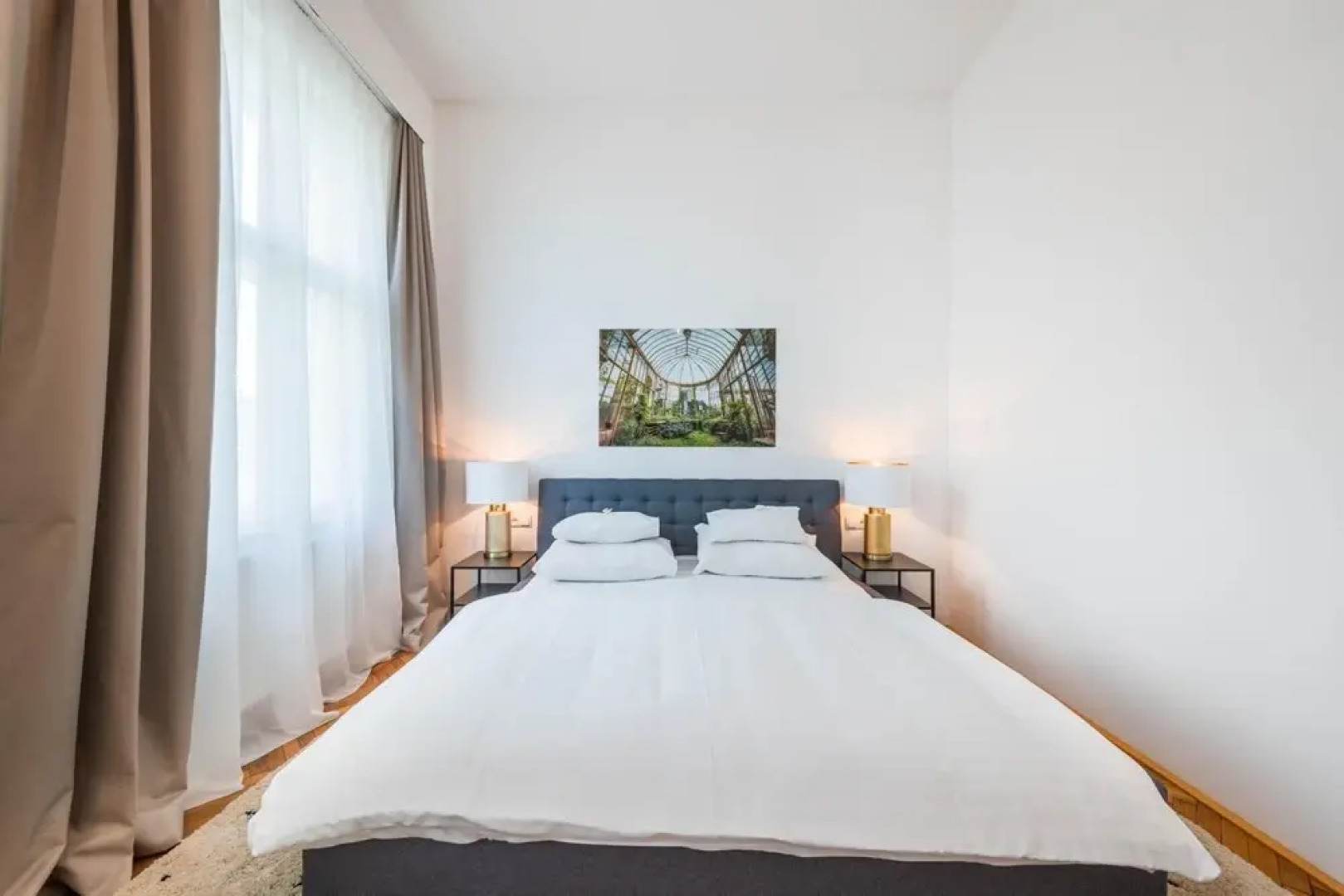 Deluxe Apartment With Parking and Office Next to the City Park