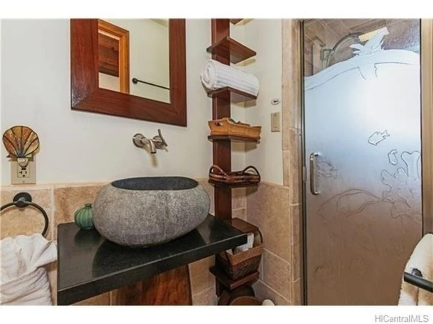 Blue Mahina At Sunset Beach 4 Bedroom Home by RedAwning