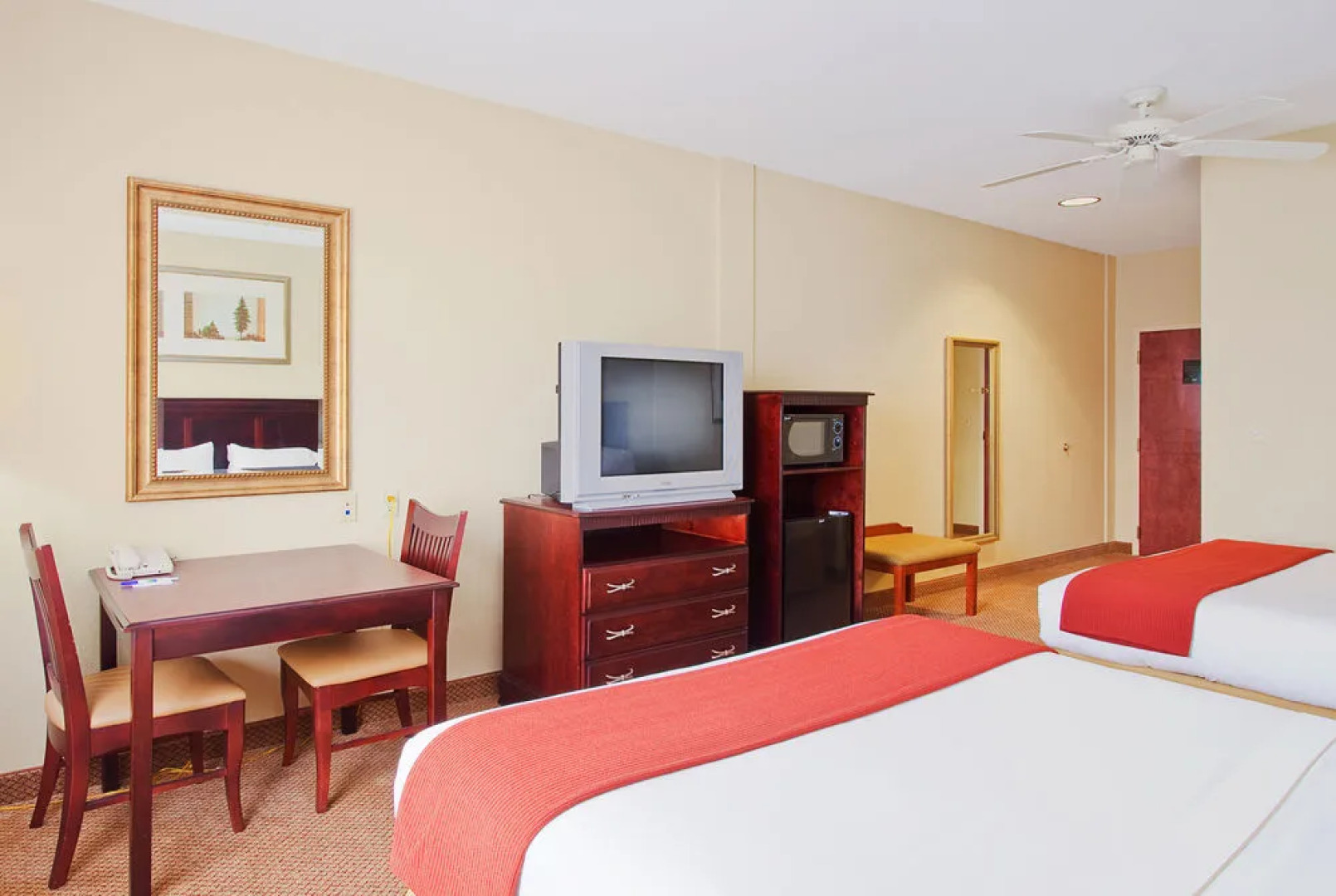 Holiday Inn Express Hotel & Suites Lucedale