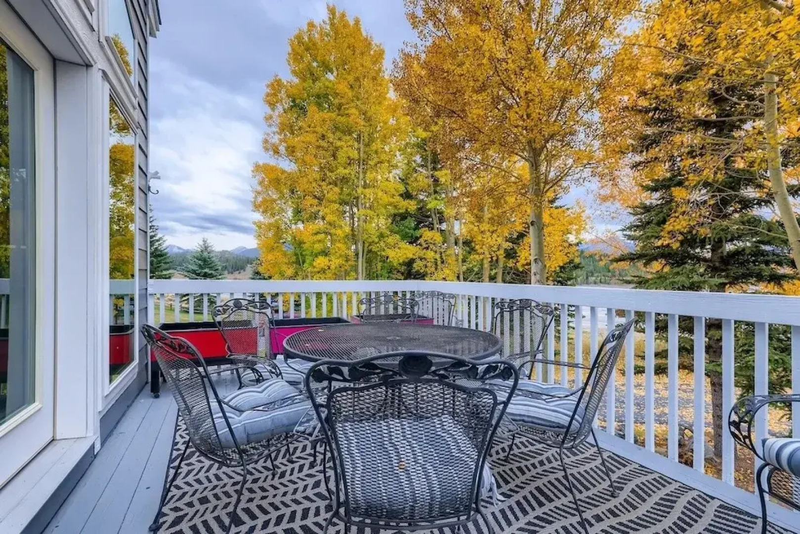 2 Bedroom PLATINUM Vacation Paradise! Hot Tub,Kick back in Style! 2 Home by RedAwning