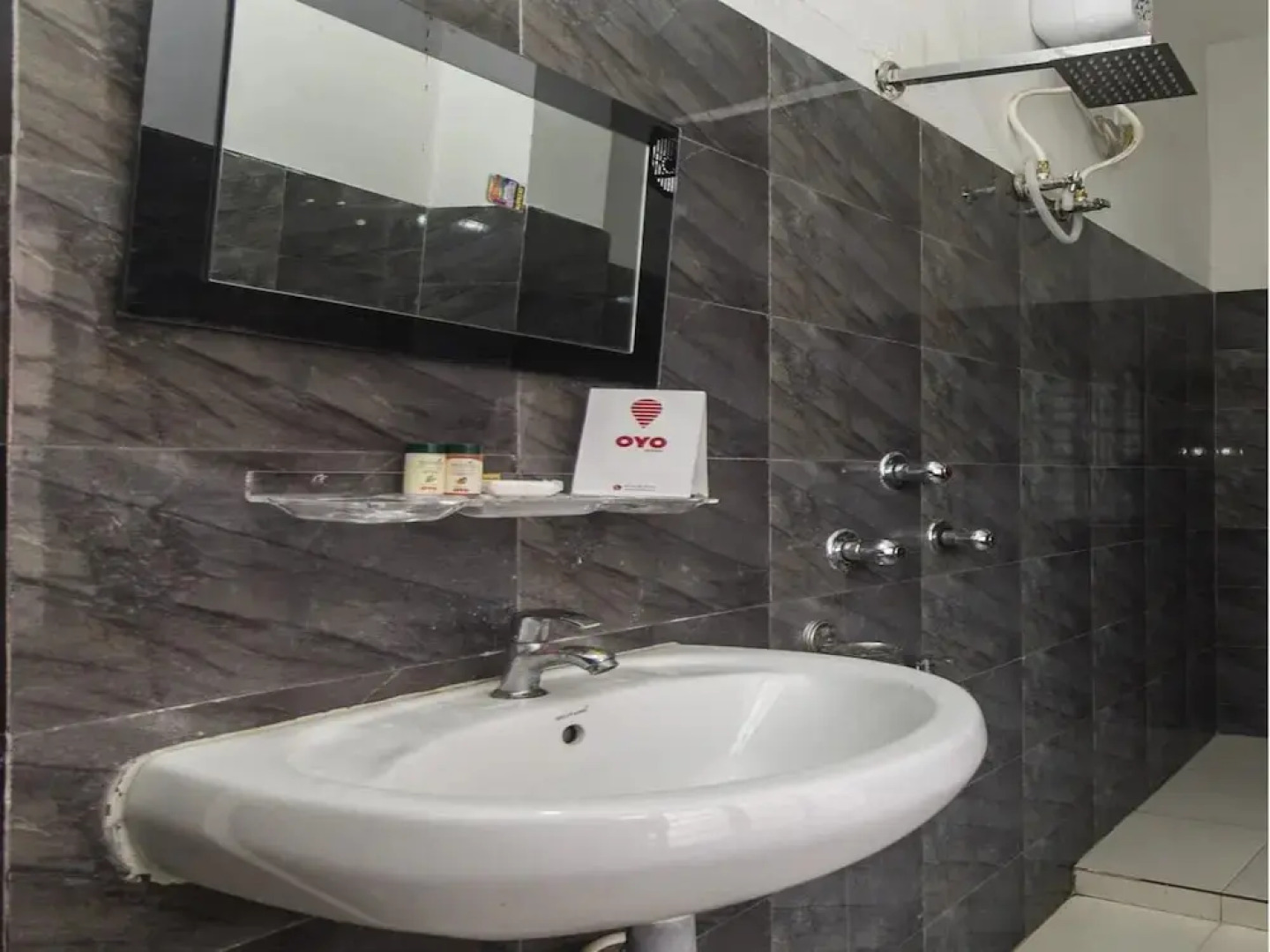 Hotel Aquarium By OYO Rooms