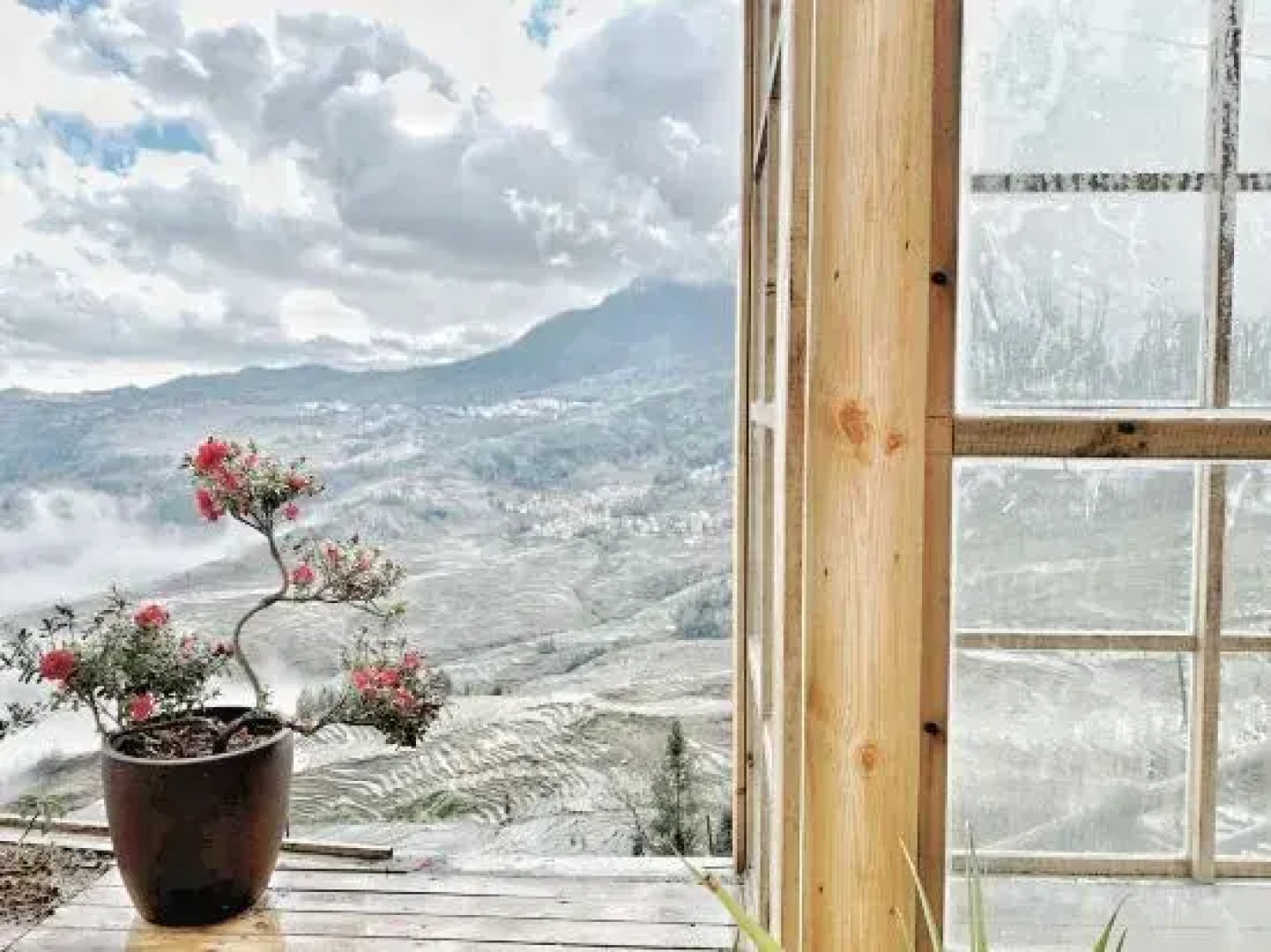 A place to watch the sunrise over the sea of clouds and terraces