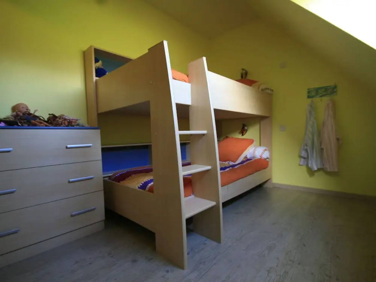 Beautiful villa by the sea with a large garden, jacuzzi, sauna and steam room.