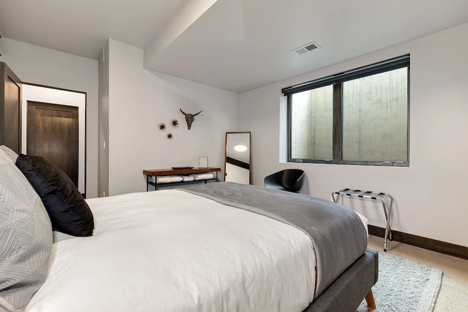 Relaxing in Paradise W Private Roof Top Deck!!