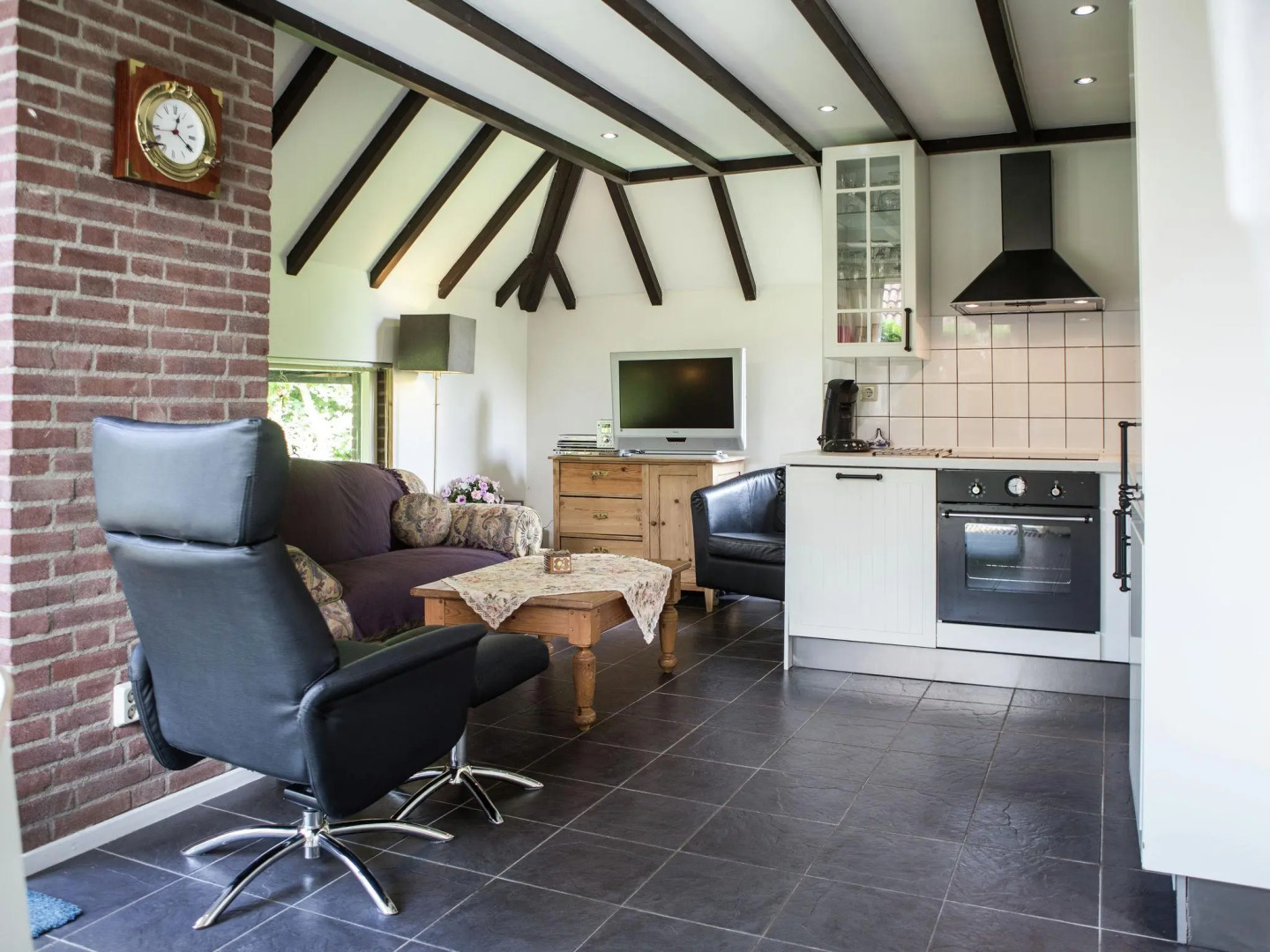 Peaceful Holiday Home in South Holland by the Lake