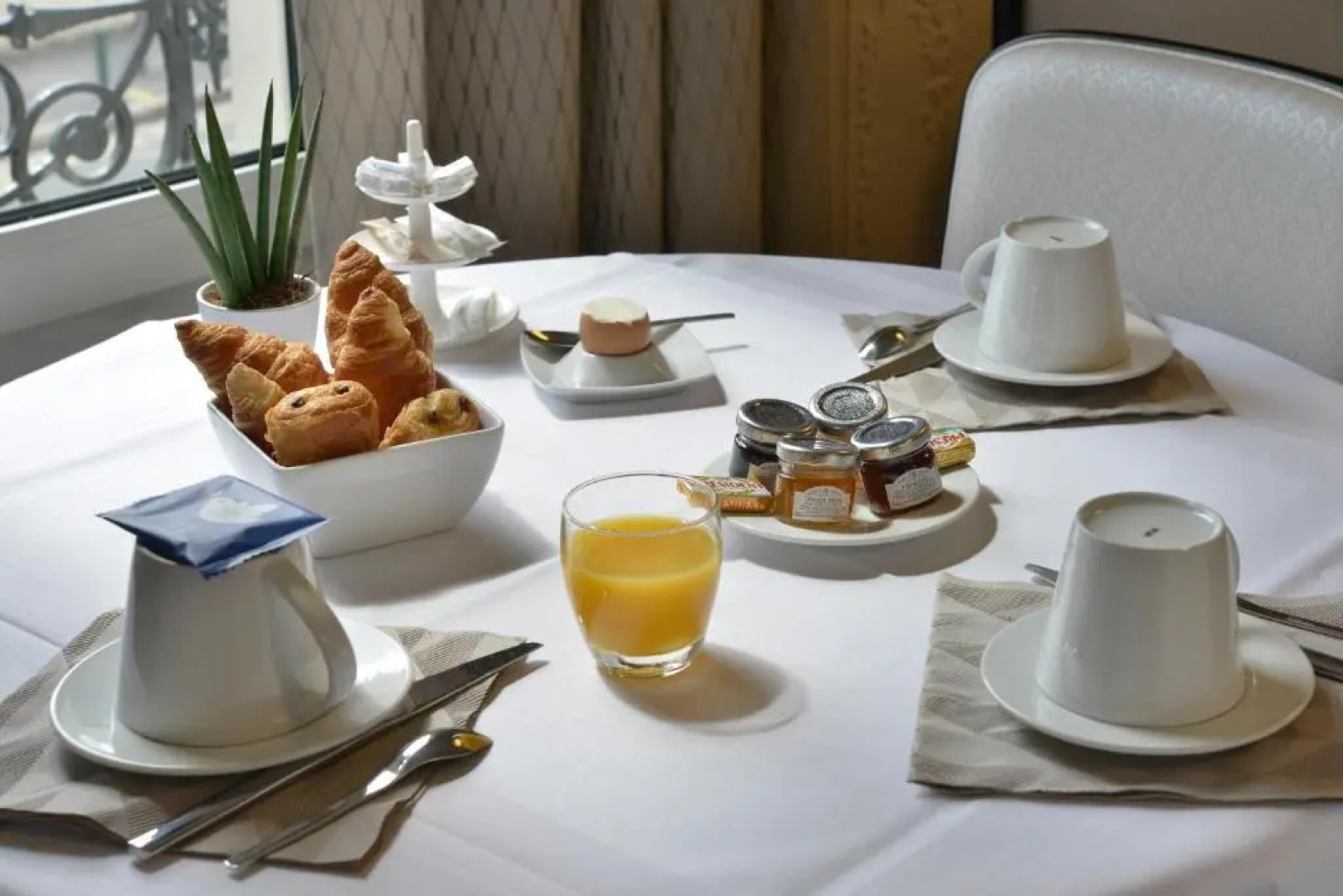 Hotel Atrium by HappyCulture