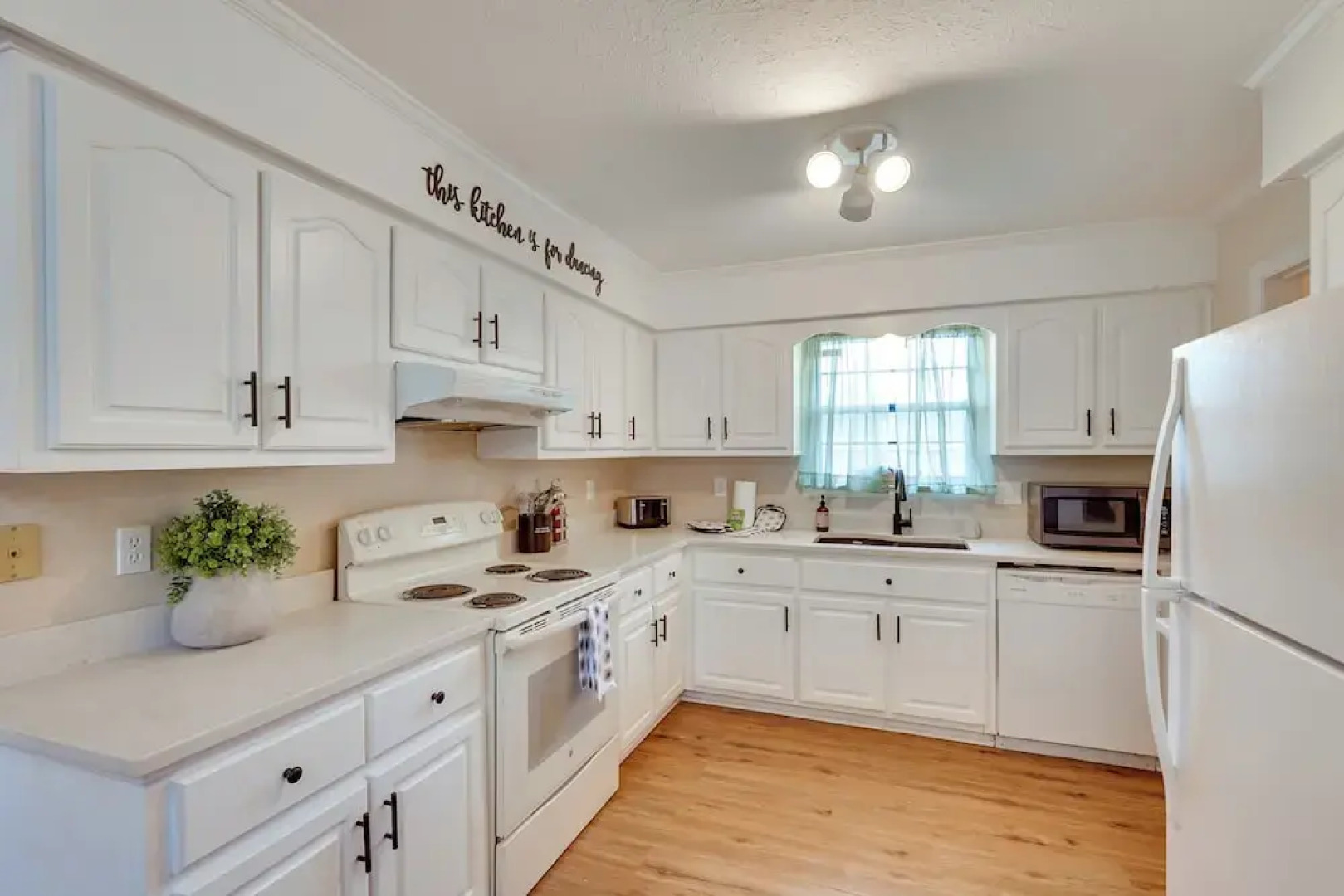 Relaxing Lynn Haven Escape w/ Screened Porch!