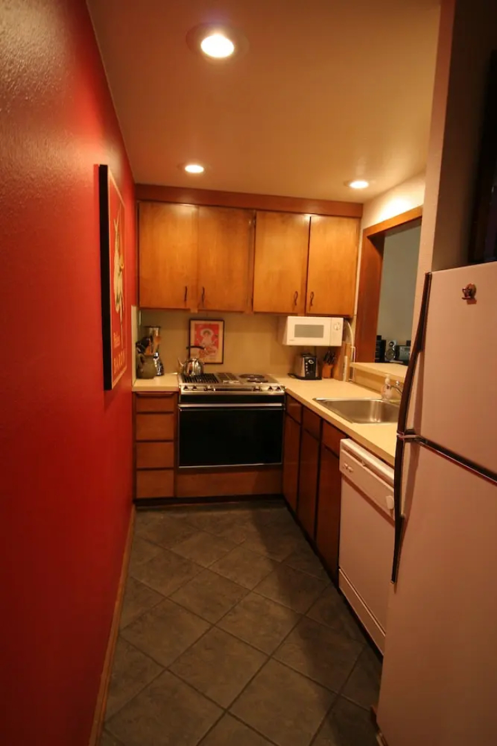 Mt. Baker Lodging Condo #80 – Fireplace, Sleeps 4! by MBL