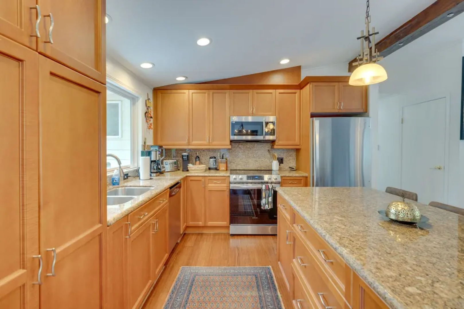 Kenmore Retreat w/ Shared Hot Tub - 1 Mi to Lake!