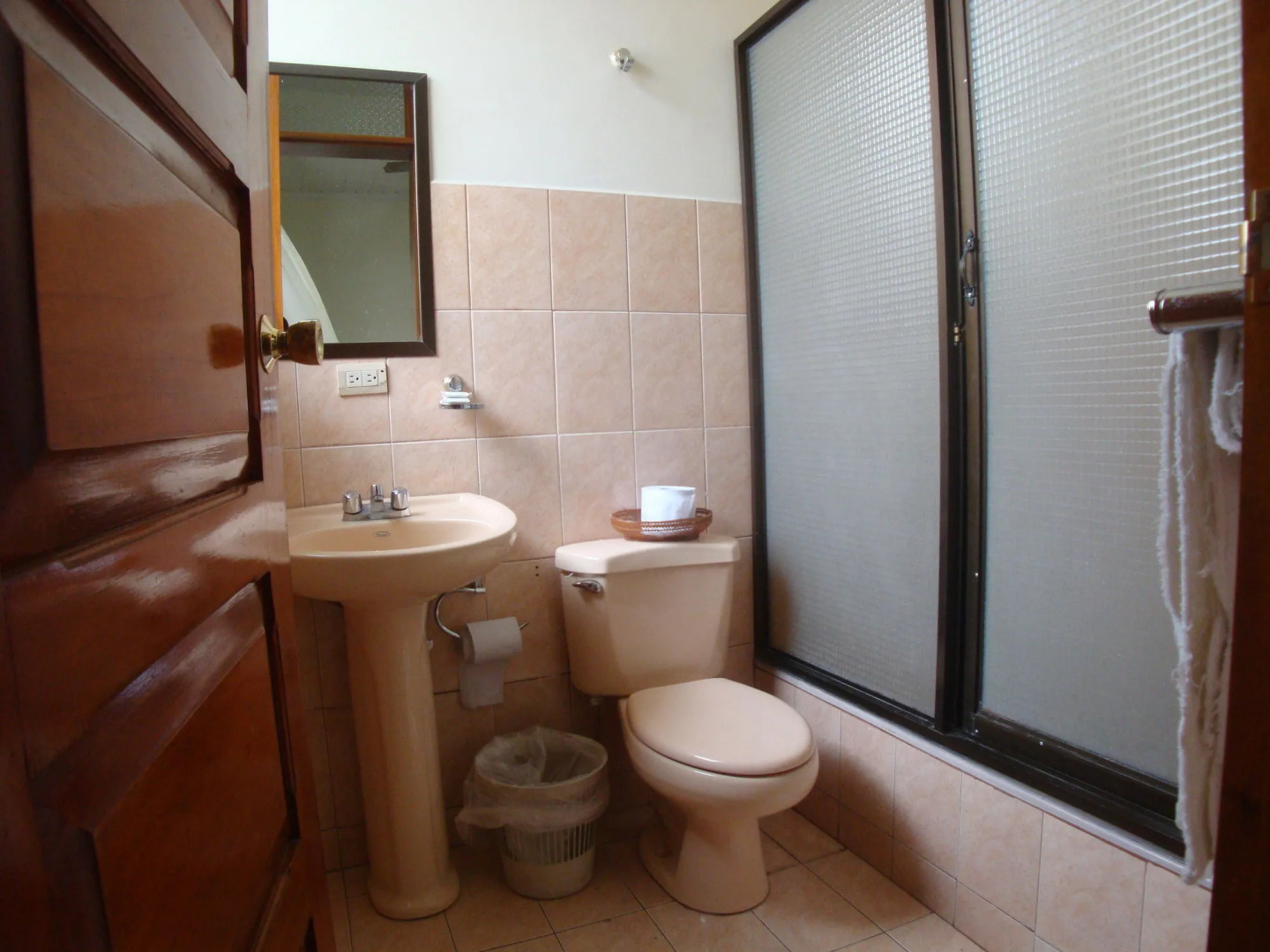 Hotel La Guaria Inn & Suites