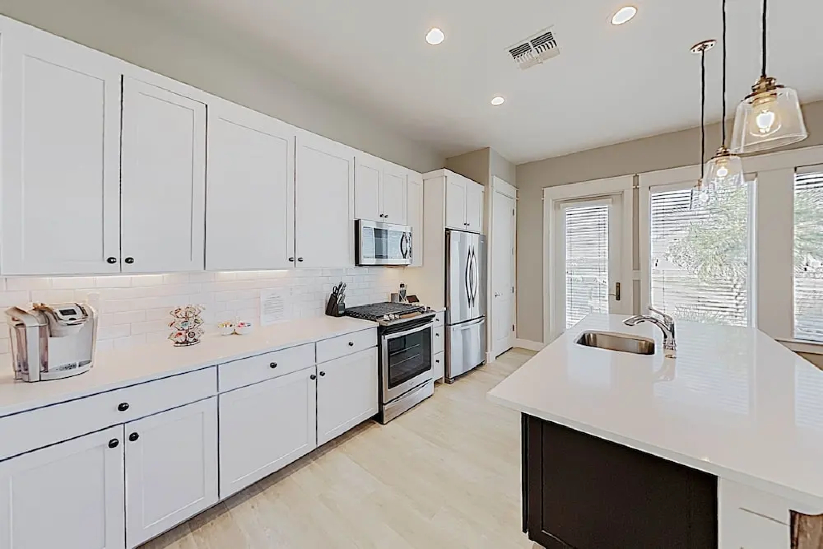 Bayfront 3br W/ Patio & Pool 3 Bedroom Condo