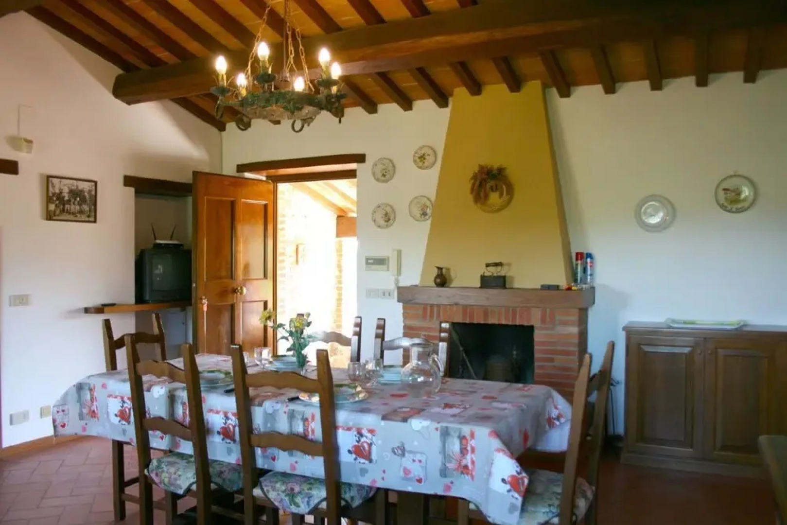 Wonderful private villa with WIFI, private pool, TV, pets allowed and parking, close to Arezzo