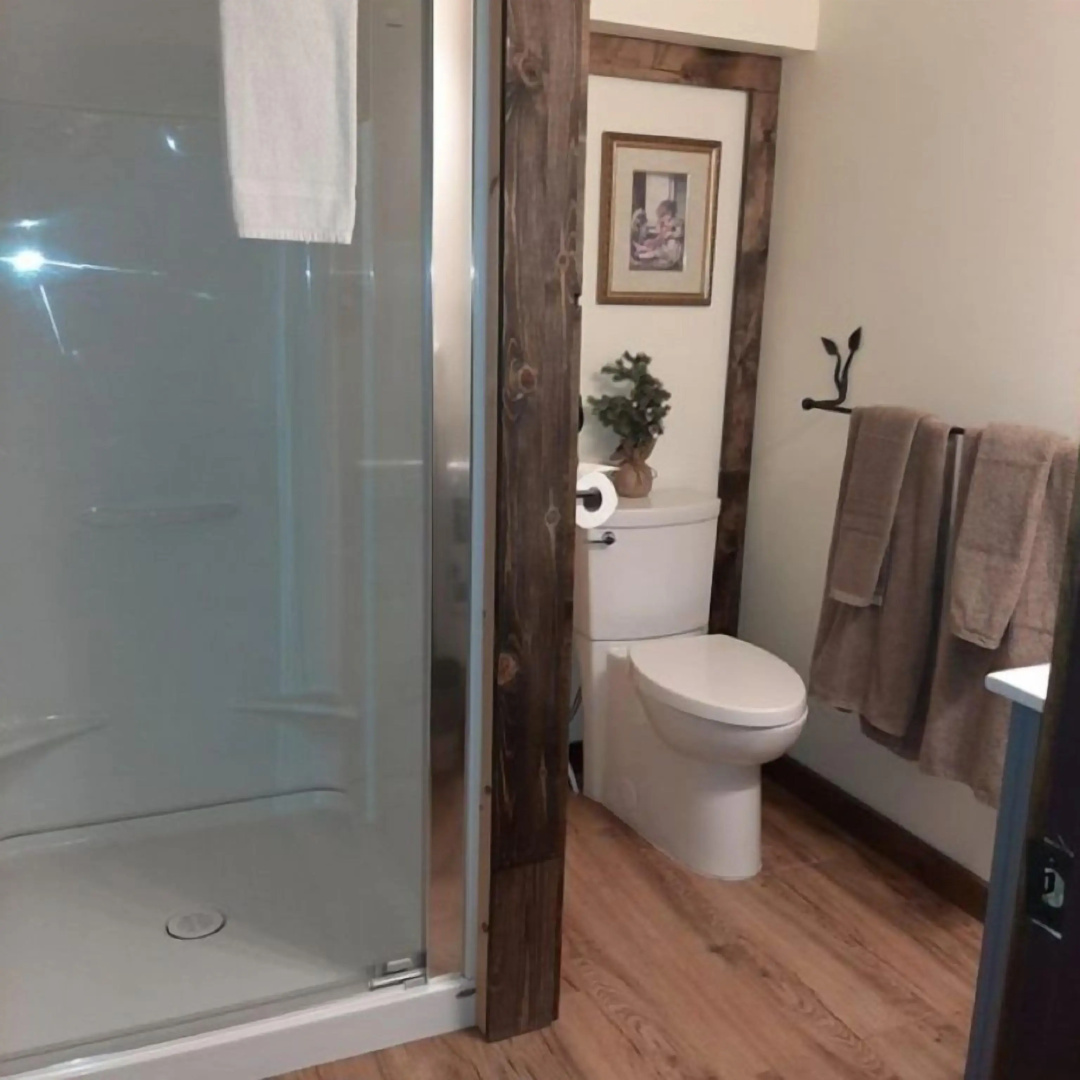 Arctic Divide Inn & Motel