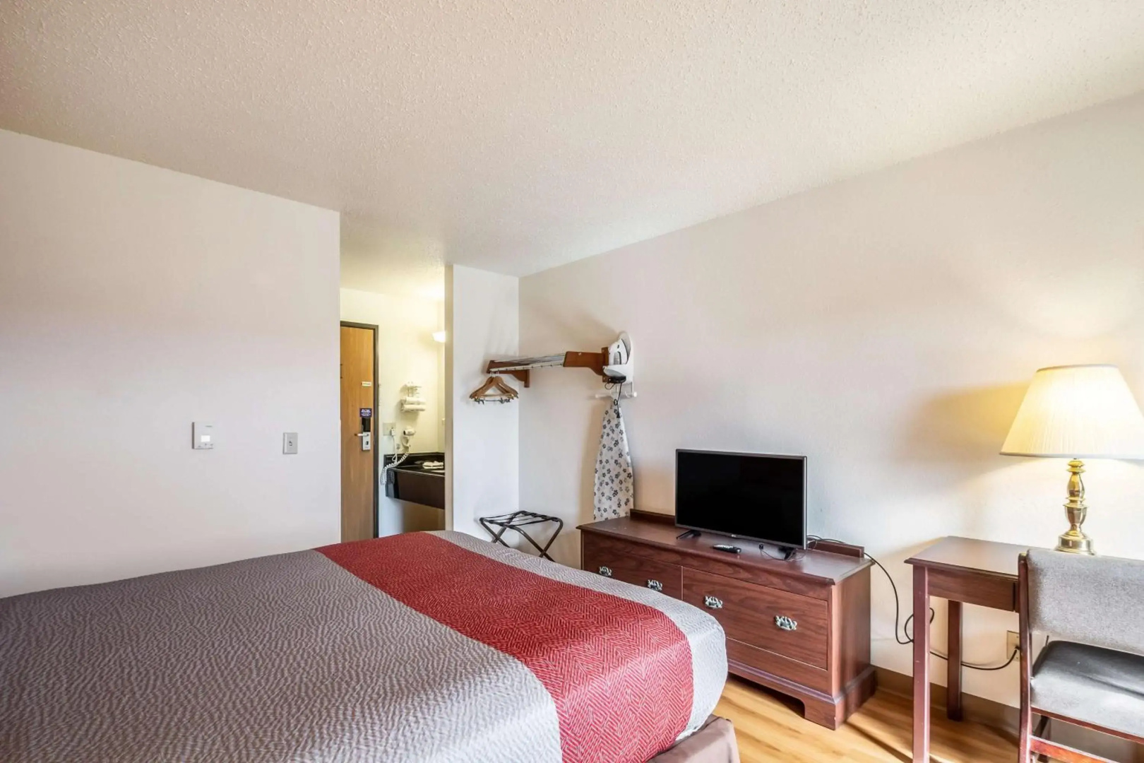 Super 8 Saukville Milwaukee