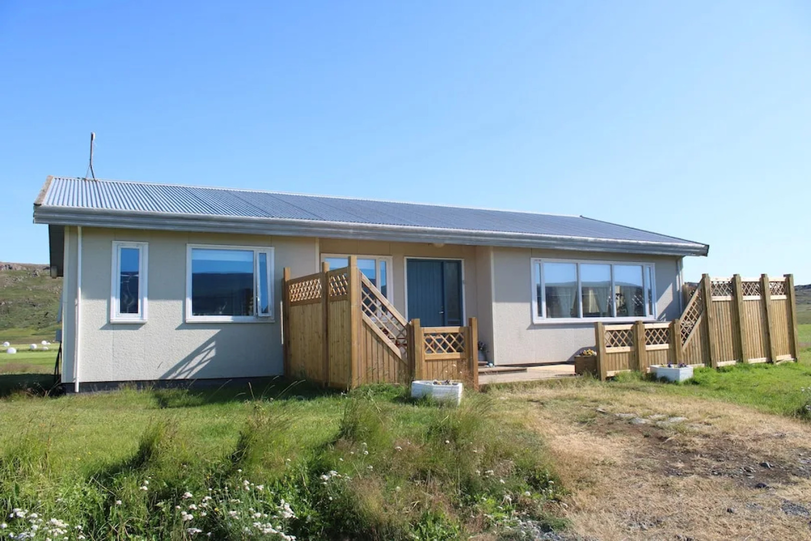 Stóri-Bakki Guesthouse with hot tub