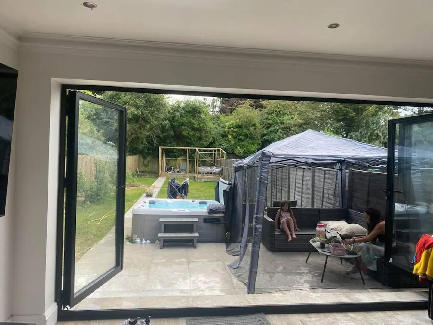 Lovely 3-bed House in Potters Bar Jacuzzi & 75inch