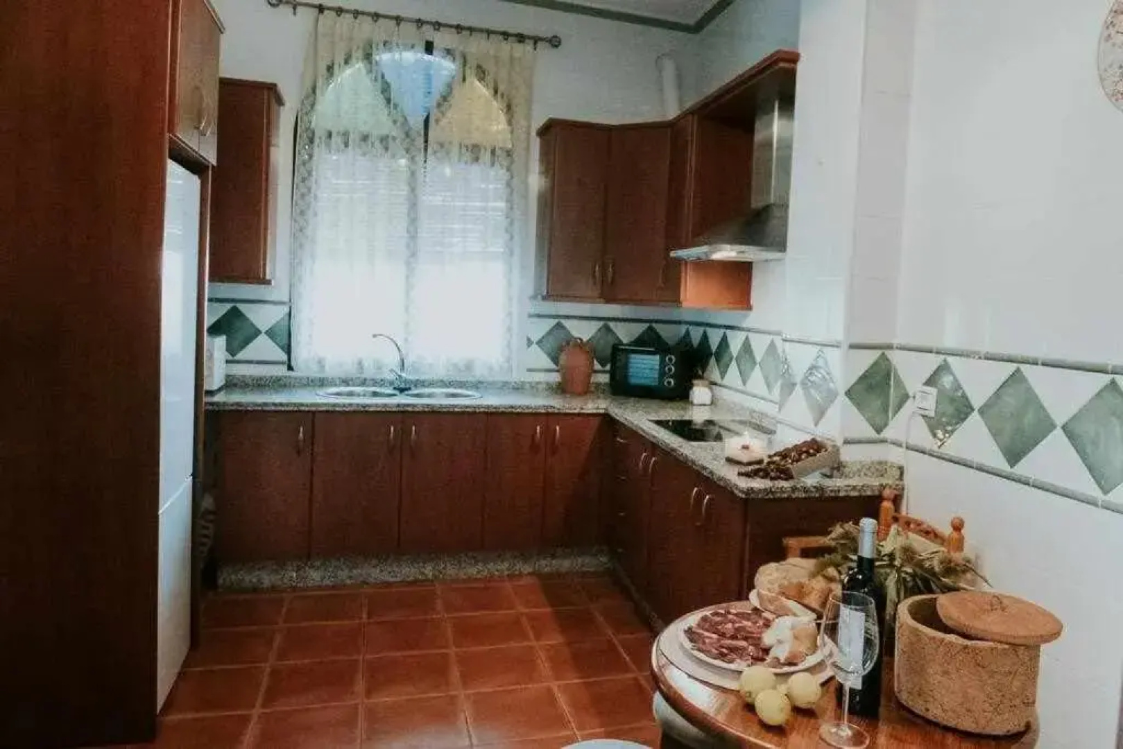 Casa con jacuzzi, sauna, bodeguita rociera y chimenea, de lujo