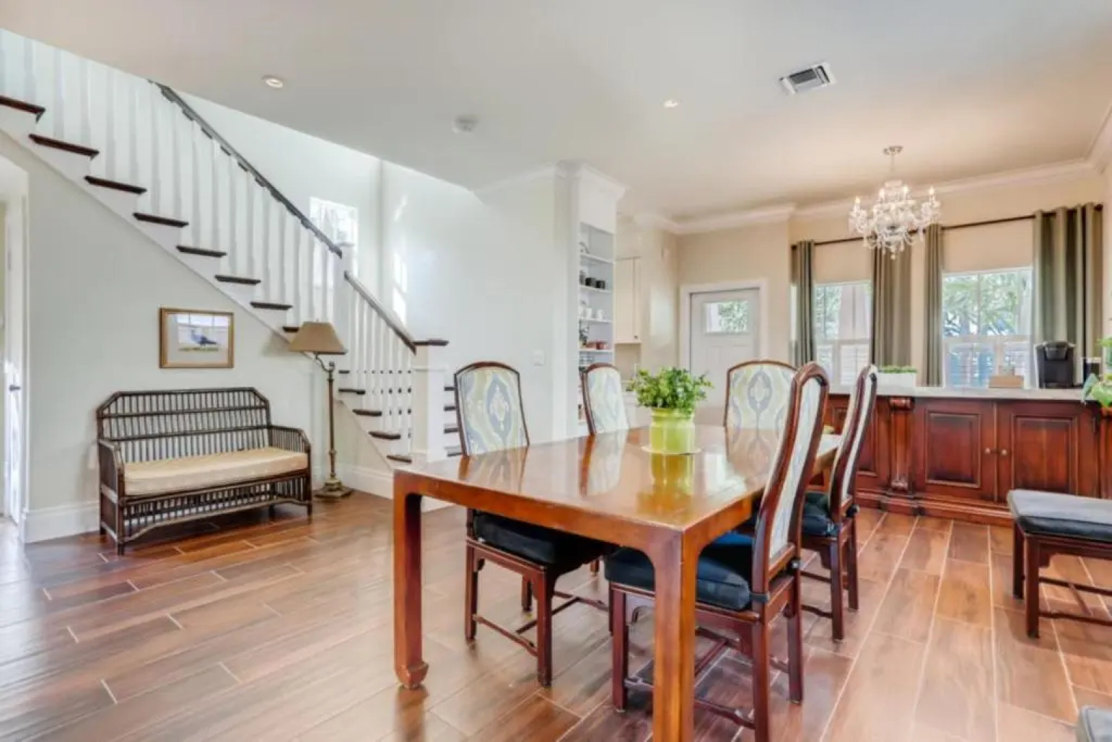 Pink House Modern 3bd 3ba Parking and Porch