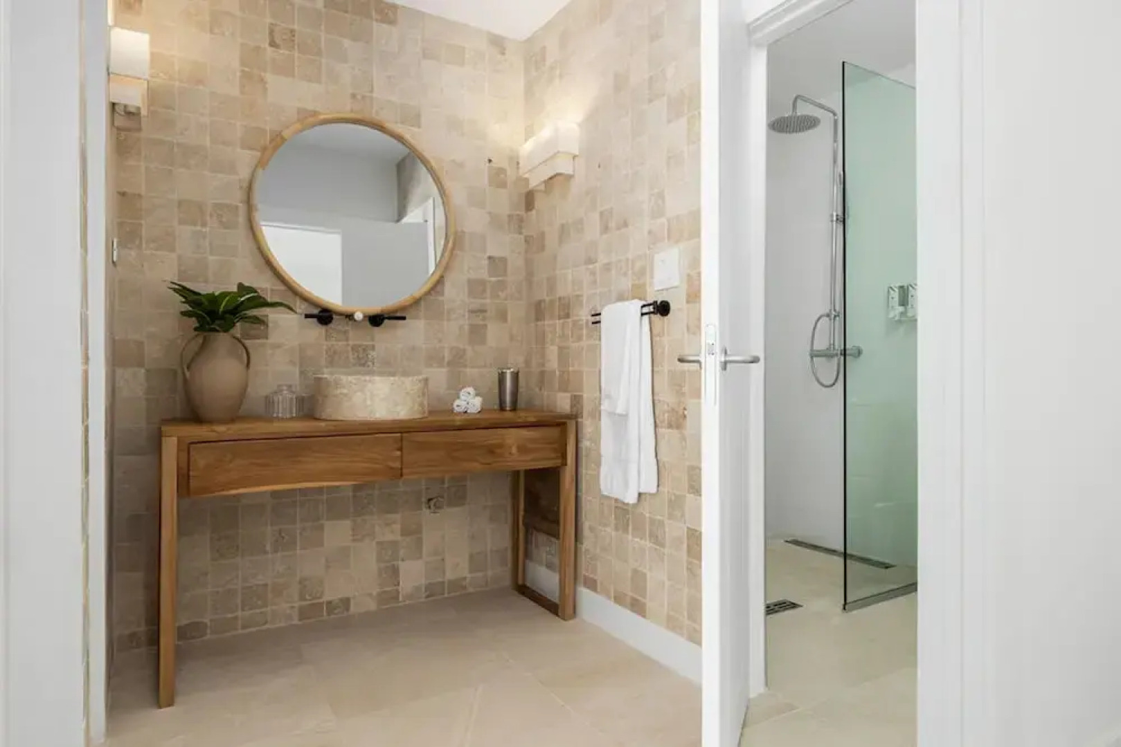 Beachfront Villa w Pool Sleeps 16 Dining Tub