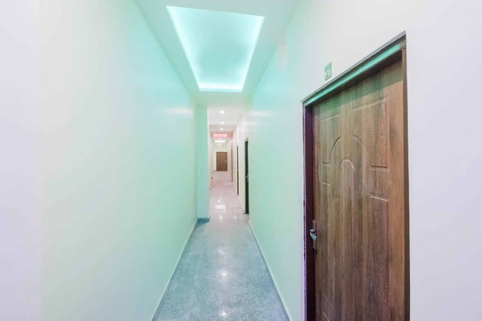 OYO 78885 Hotel Holiday