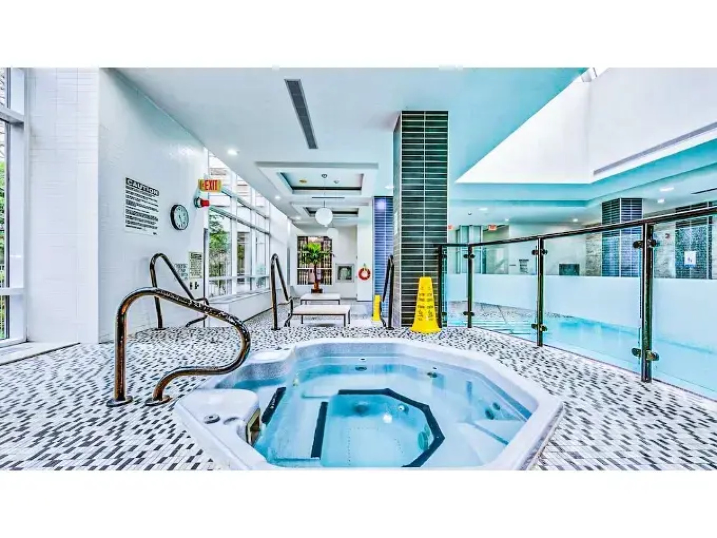 Lake View Luxury Condo by Elite Suites