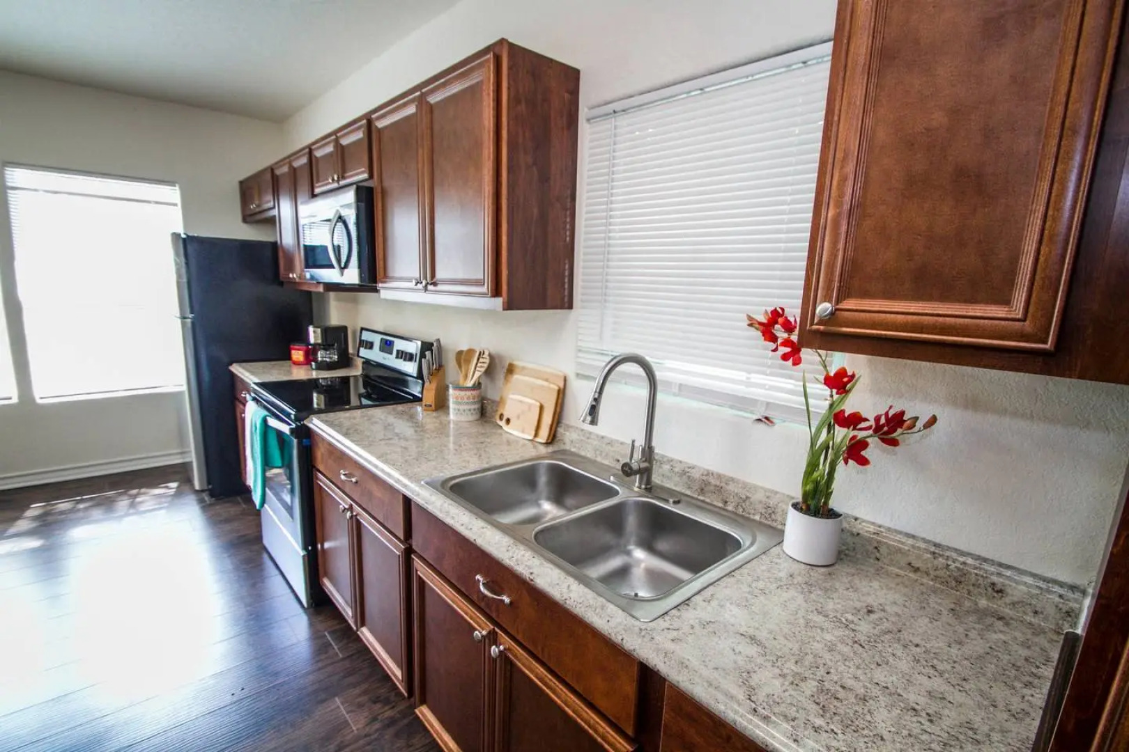 Cozy Remodeled 2BR/2BA Near Downtown Sleeps 8