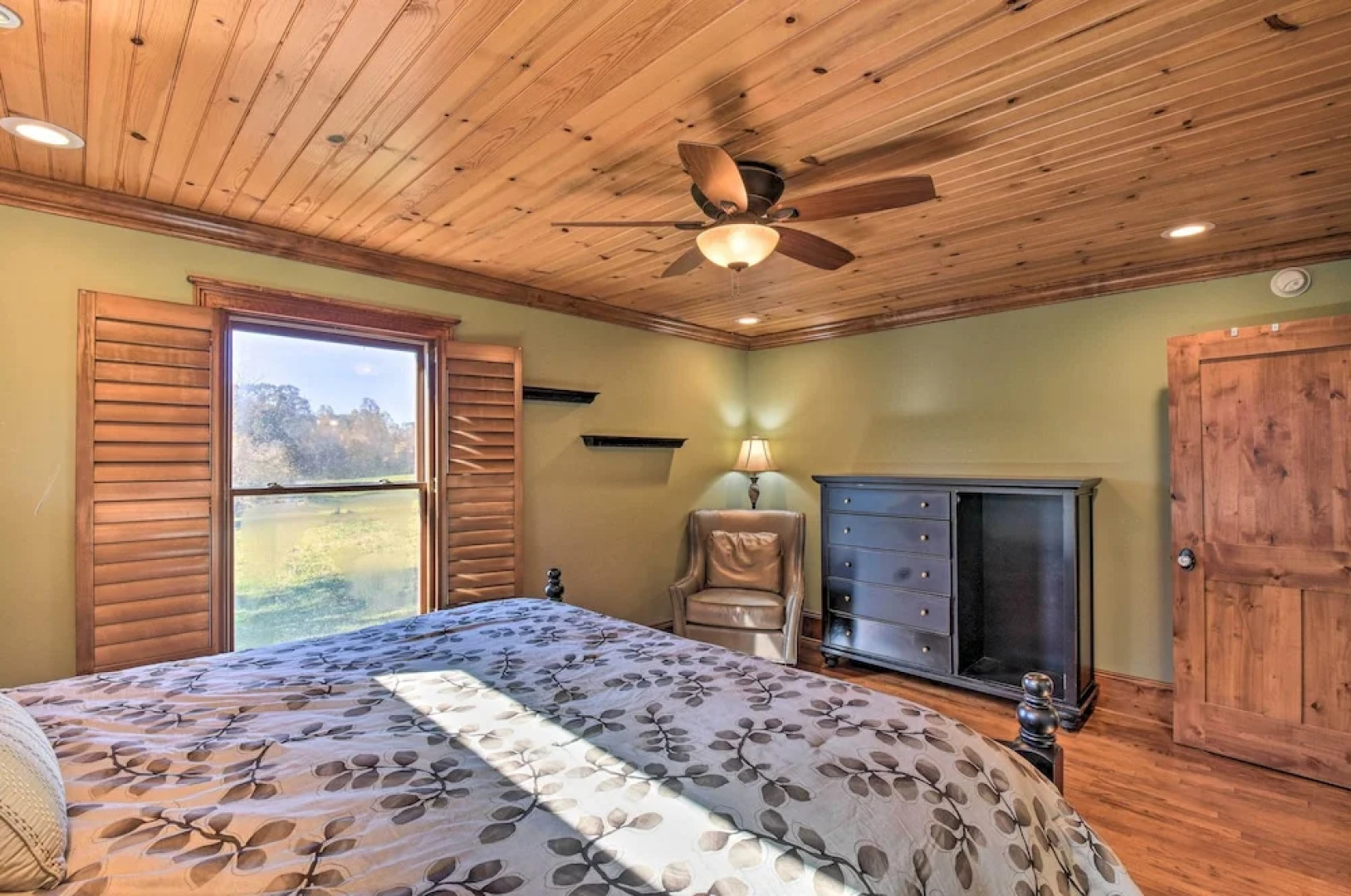 Clarkesville Ranch Cabin w/ Screened-in Porch!