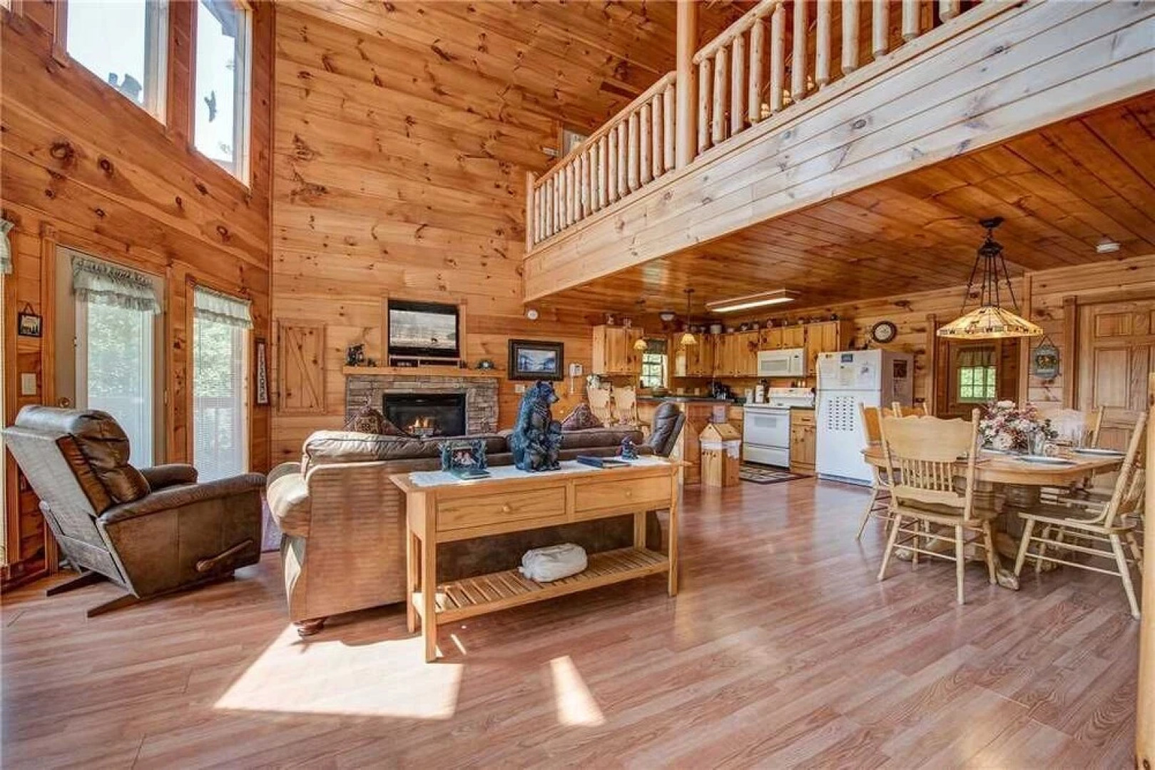 R Bearadise 2 Bedroom Home with Hot Tub