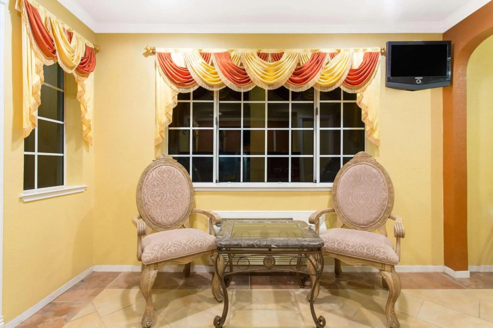 Upper Lake Inn and Suites