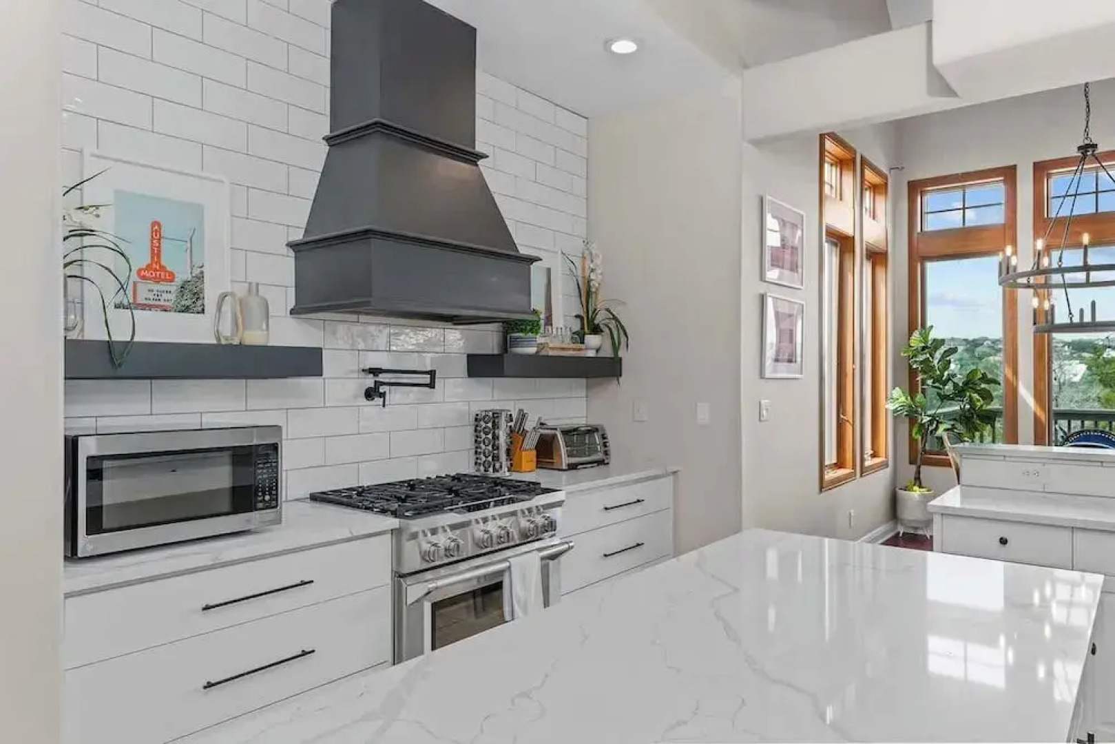 Luxurious Lake Park House: Sleeps 25, Pool, Hot-tub, Firepit and Game Room!