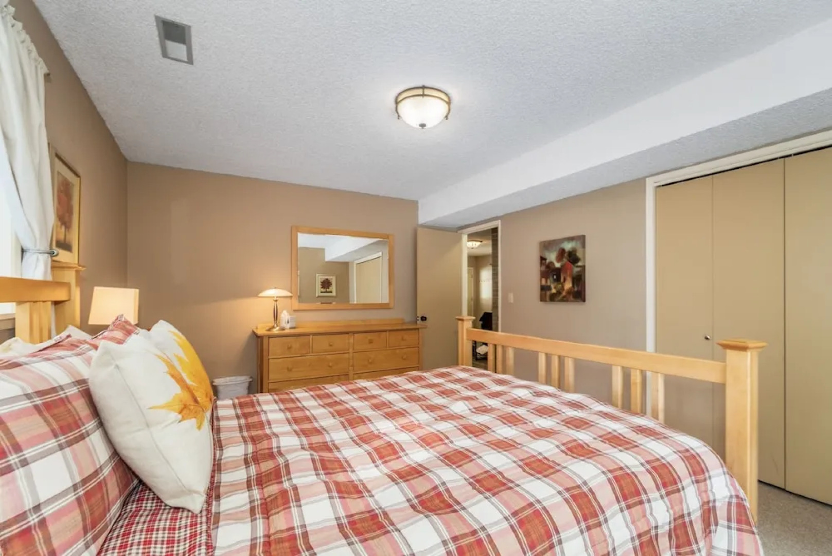 Maple Leaf Lodge 3 Bedroom Home by NW Comfy Cabins by RedAwning