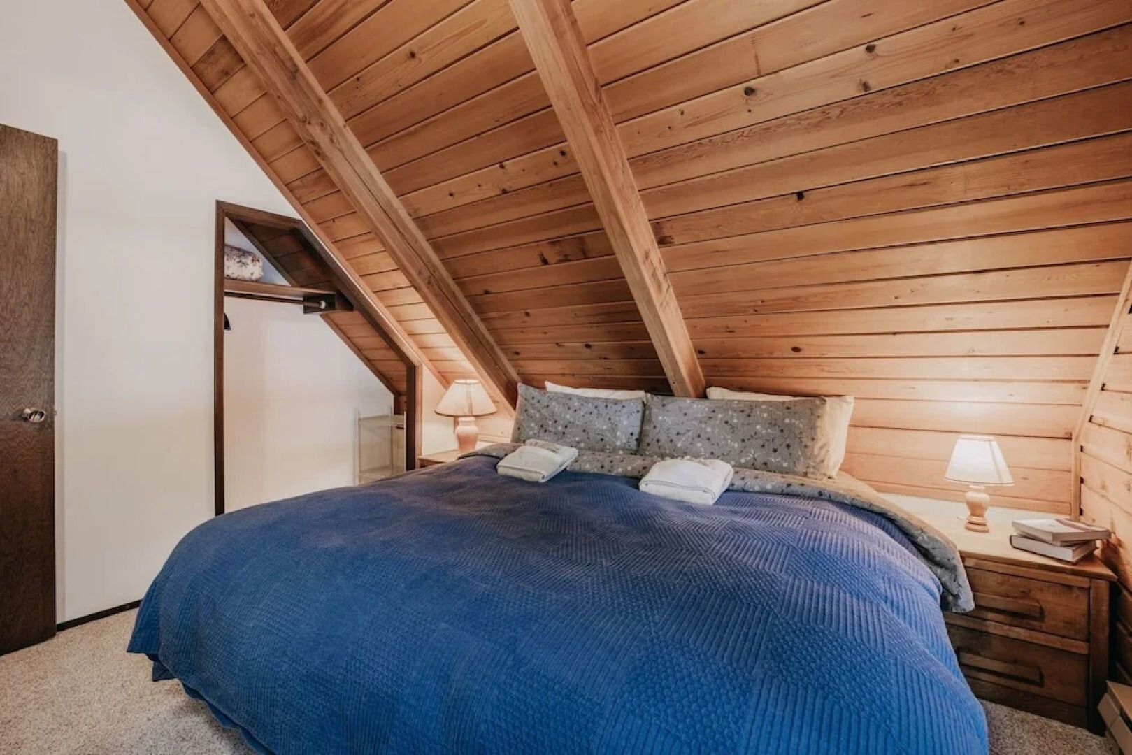 35sl - Air Conditioning - Pets Ok - Fireplace - Sleeps 6 3 Bedroom Home by RedAwning