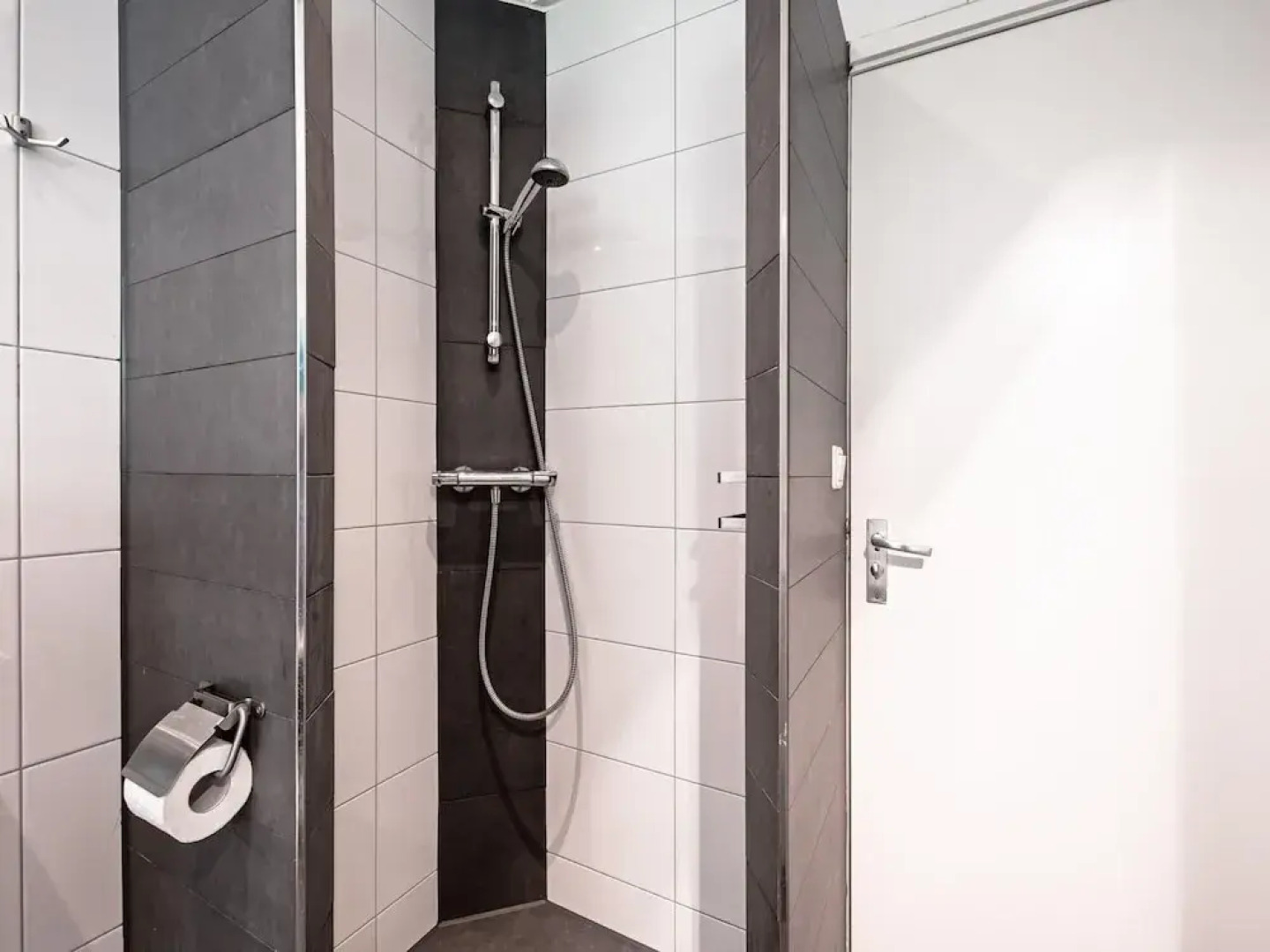 Cozy Holiday Home in Den Burg With hot tub