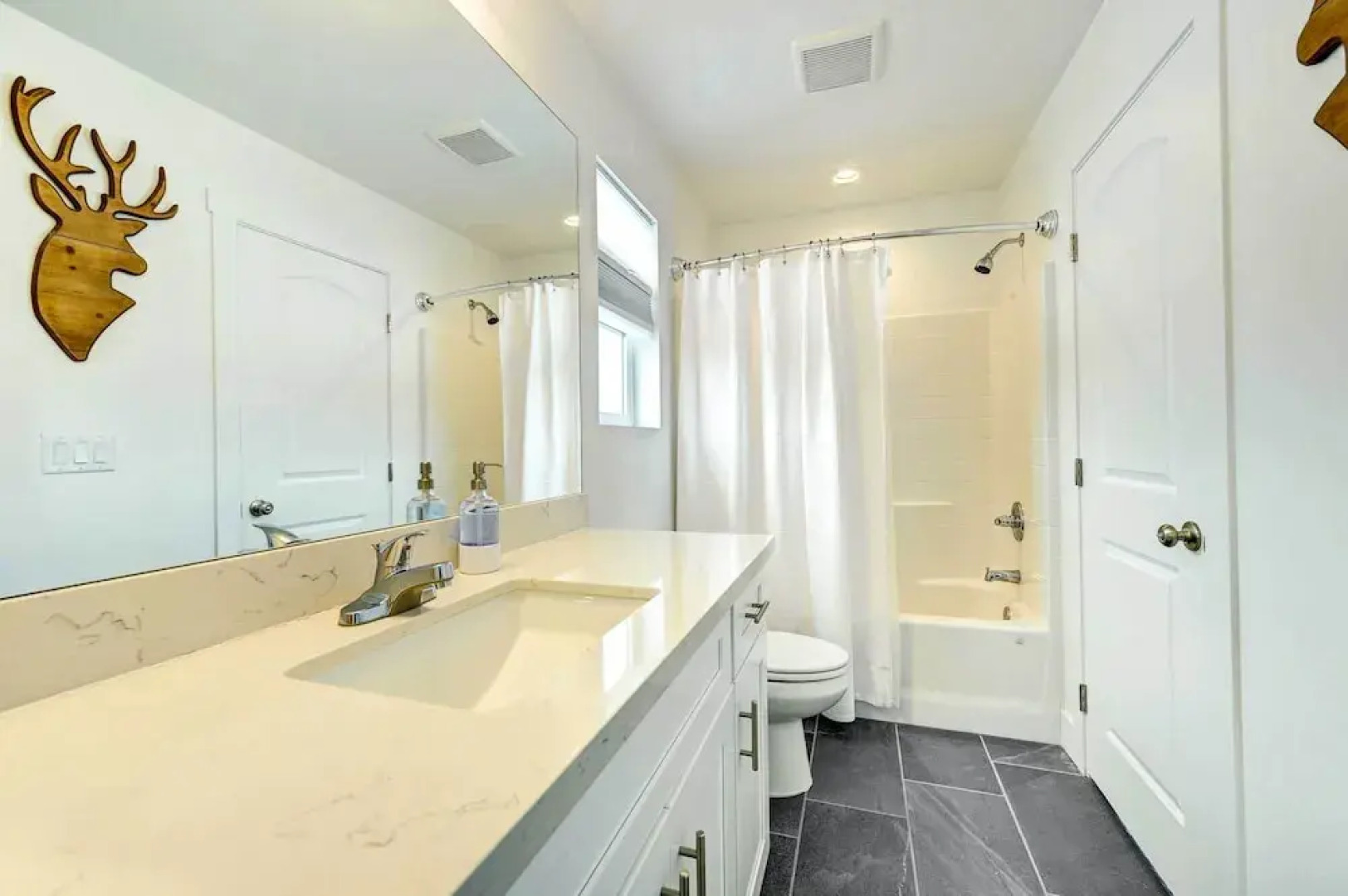 12 Mi to Dtwn Flagstaff: Spacious Bellemont Home!