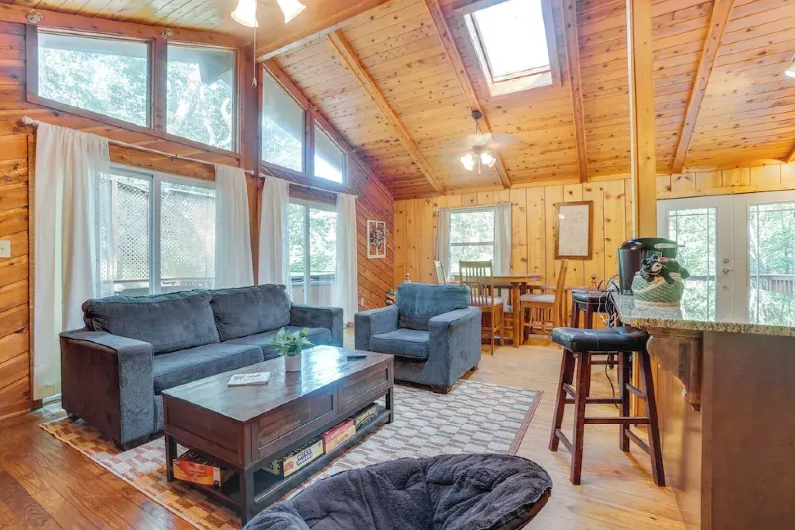 Private Hot Tub & Game Room: Cleveland Getaway