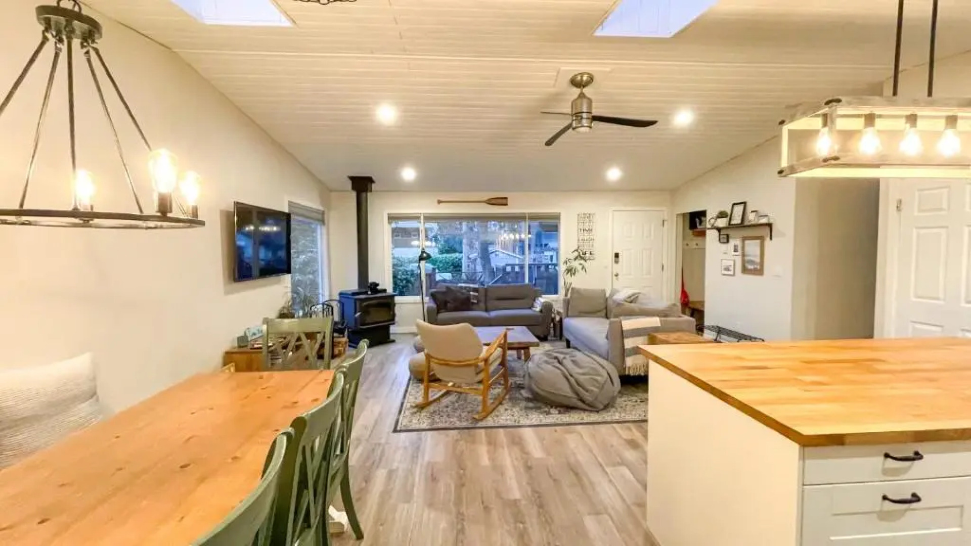 Cedar Creek Cottage 3BR - Welcome to your Oasis Steps from the Beach