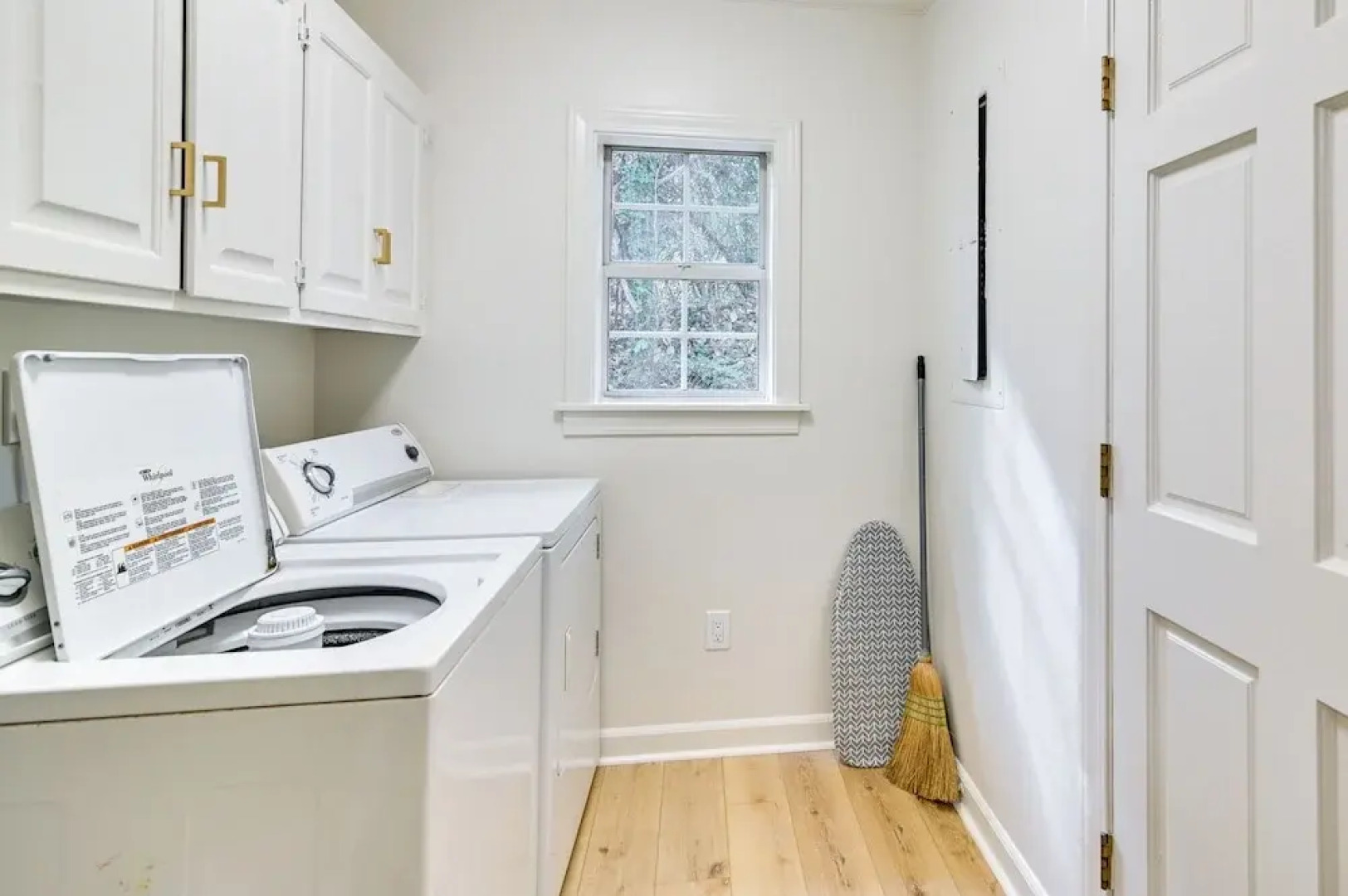 Centrally Located Home ~ Steps to Oxford Square!