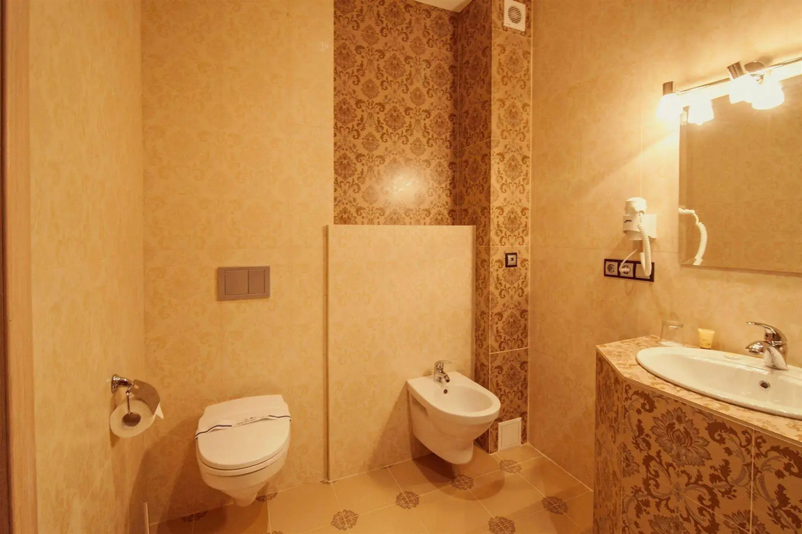 Отель Ambassador Plaza