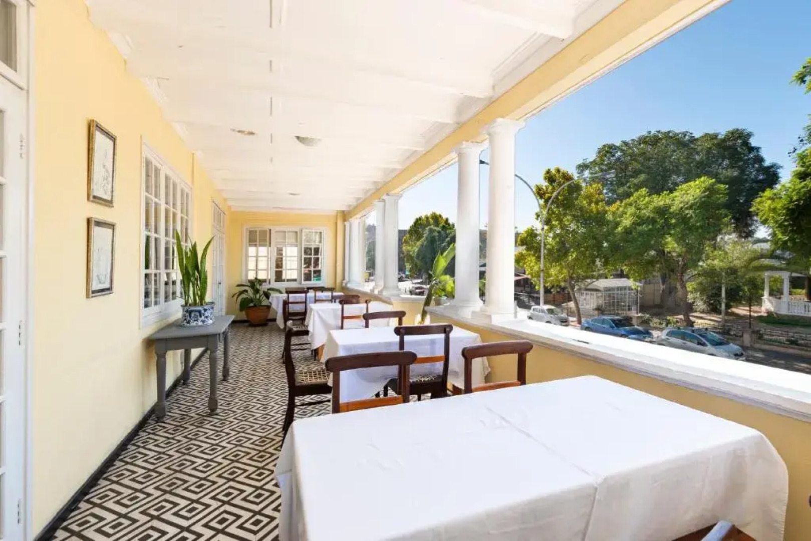 Queen’s Hotel by BON Hotels