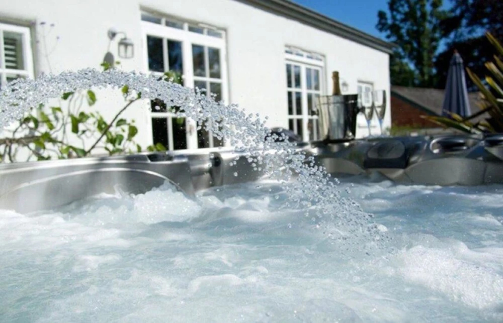 Superb detached Grade II listed barn conversion with hot tub & FREE membership to nearby Leisure Club