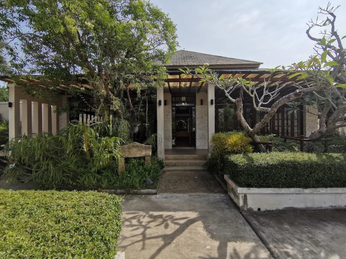 Tachawan Resort & Restaurant