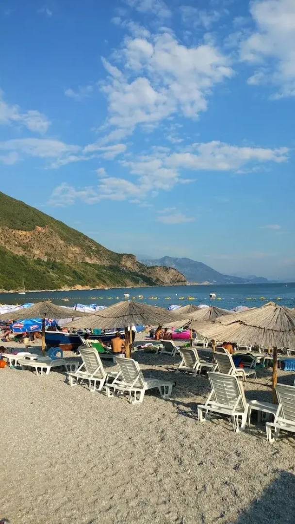 Captivating and Spacious 2-bed House in Vranovici