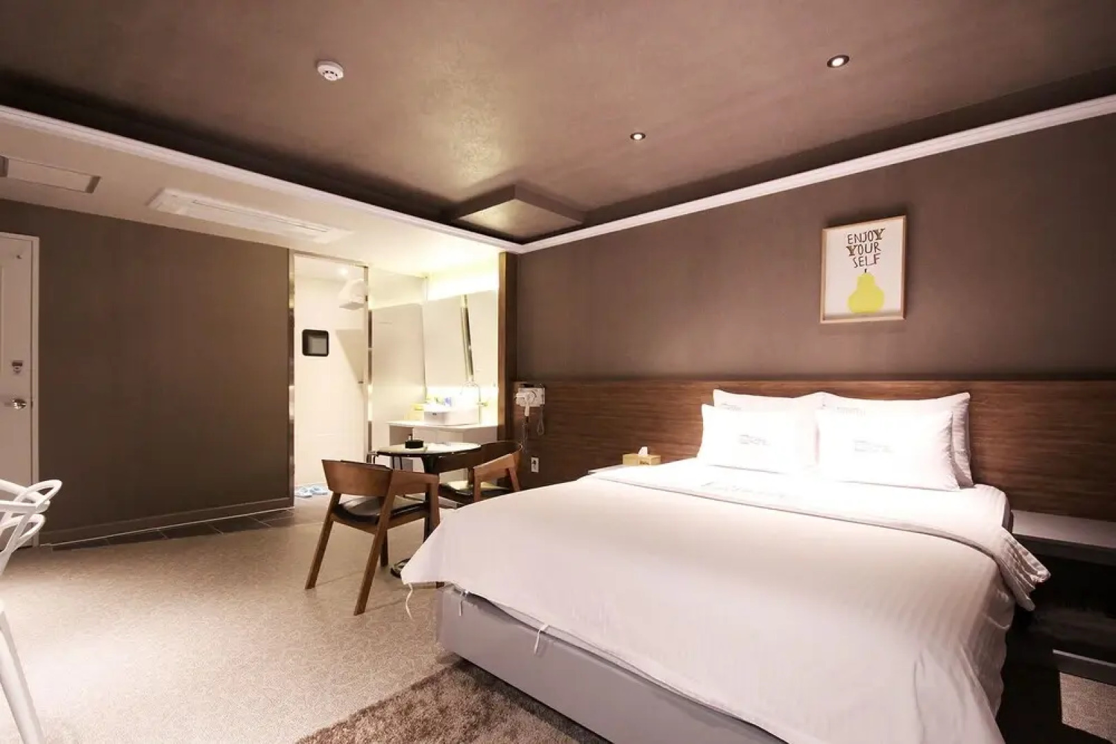 Yeongju Case Business Hotel
