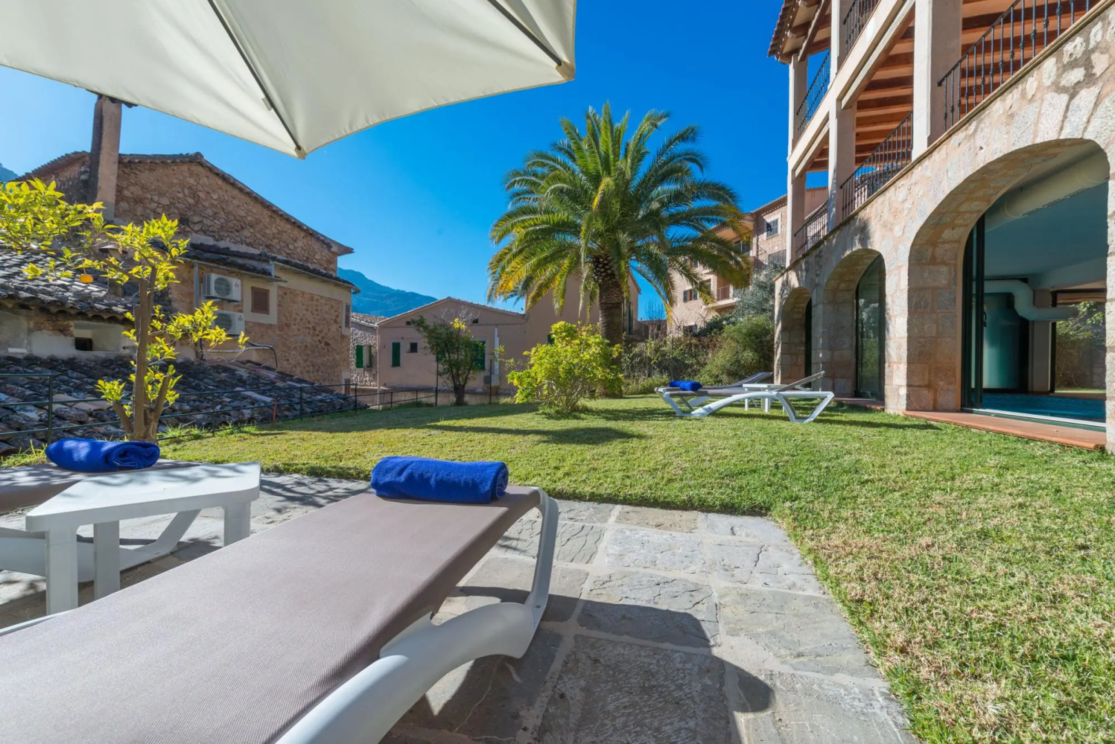 CIRCE - Stunning townhouse with an indoors heated pool in the mountains. Free WiFi
