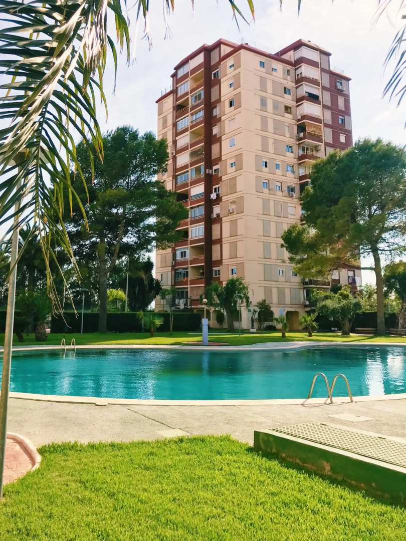 The White Apartment: Luxury, Beach and Design