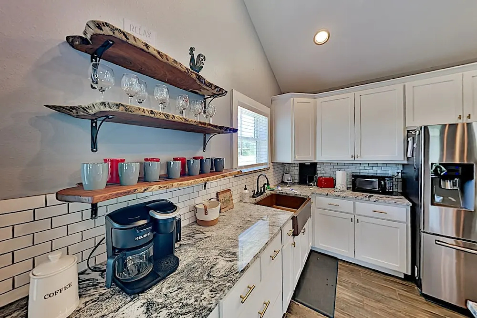 Deluxe Getaway: Big Corner Lot, Great Locale! 3 Bedroom Home