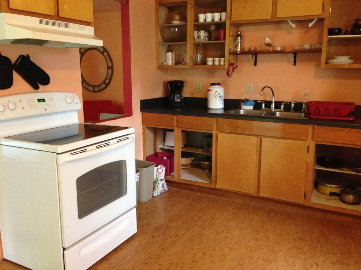 Hedonisia Hawaii Eco-Hostel Community